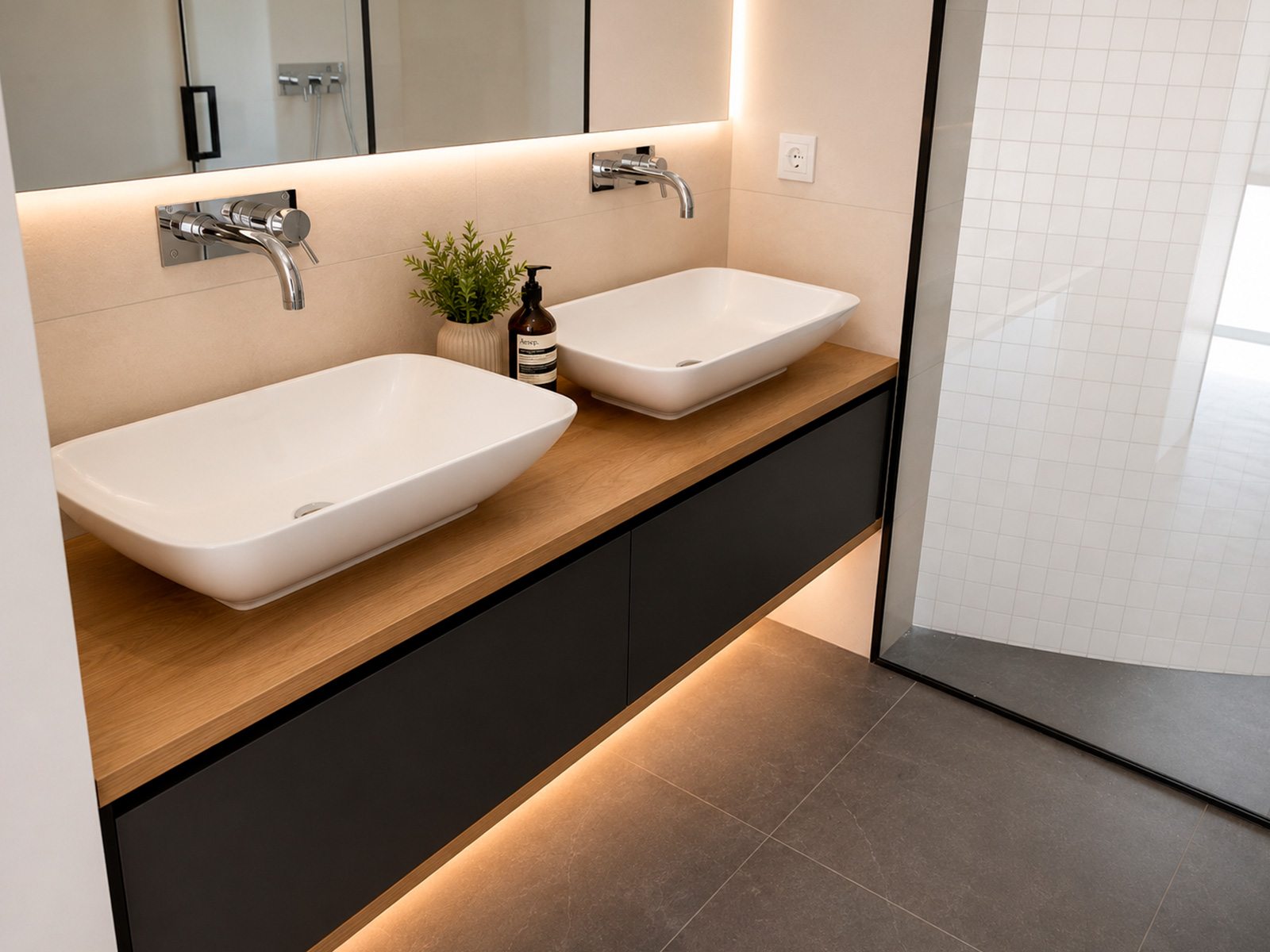 Móvel WC Preto e Madeira