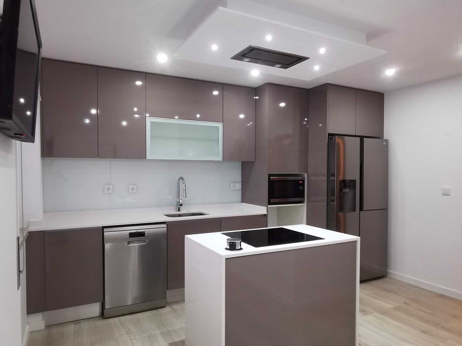 Cozinha taupe com ilha