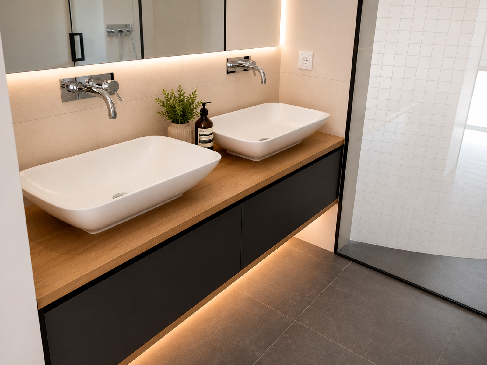 Móvel WC Preto e Madeira